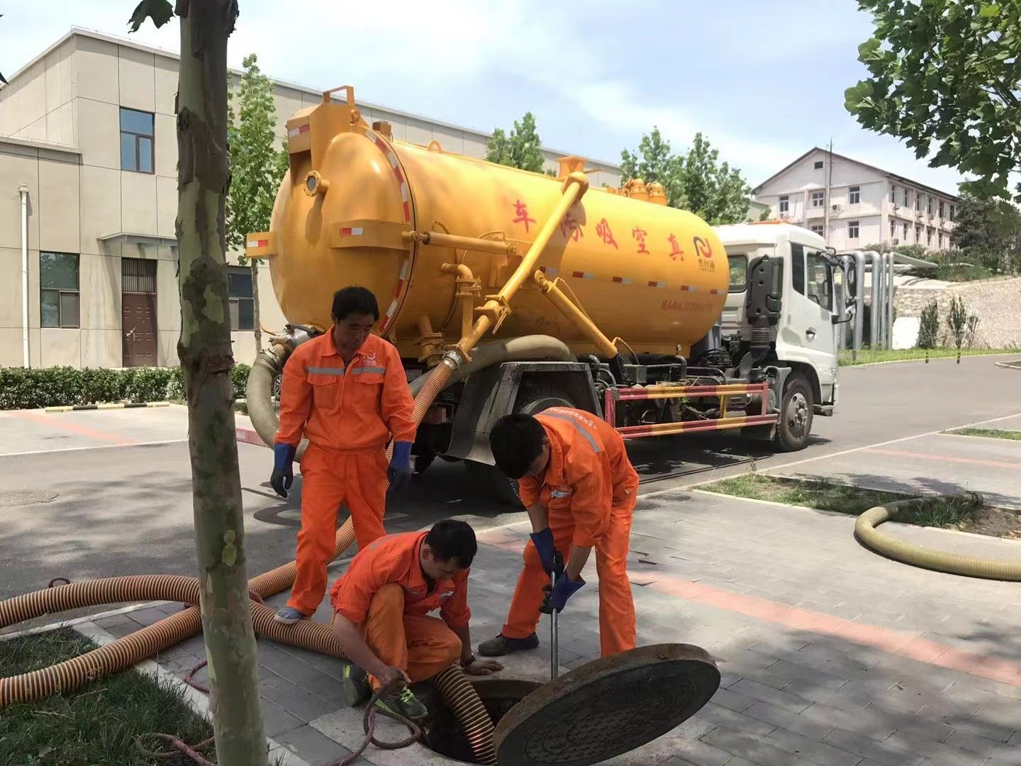 唐山管道疏通车停在窨井附近