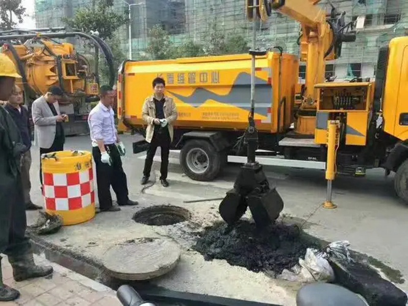 唐山街道：网格员化身“清道夫”，为民解忧疏通“堵心”化粪池