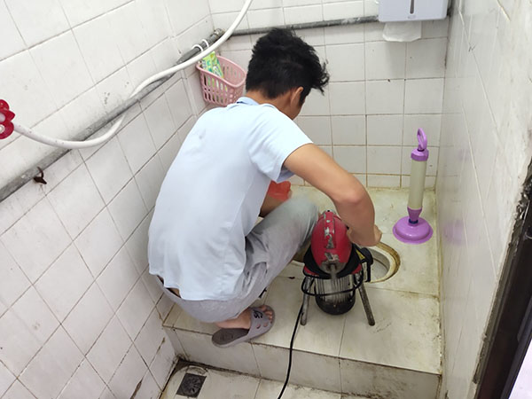 唐山肥皂掉到马桶里把马桶堵住了怎么办？马桶堵住了怎么办